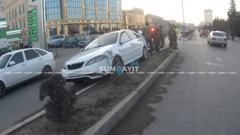 Sumqayıtda qəza: minik maşını bördürə çarpılıb