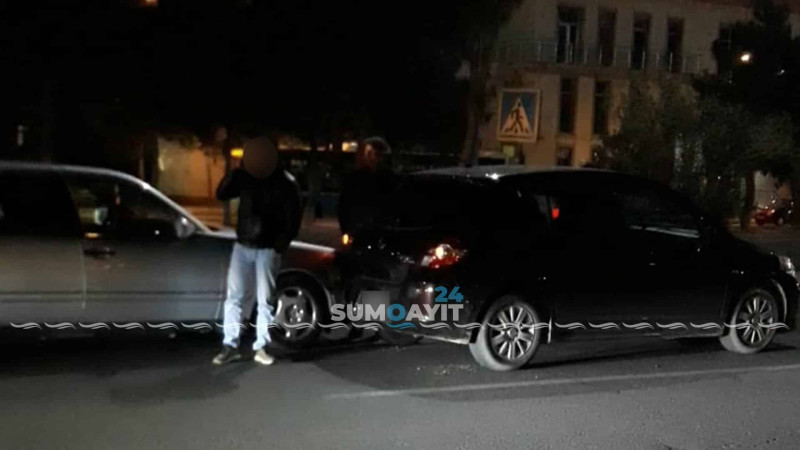 “Mercedes” piyadalara yol verən avtomobilə çarpılıb