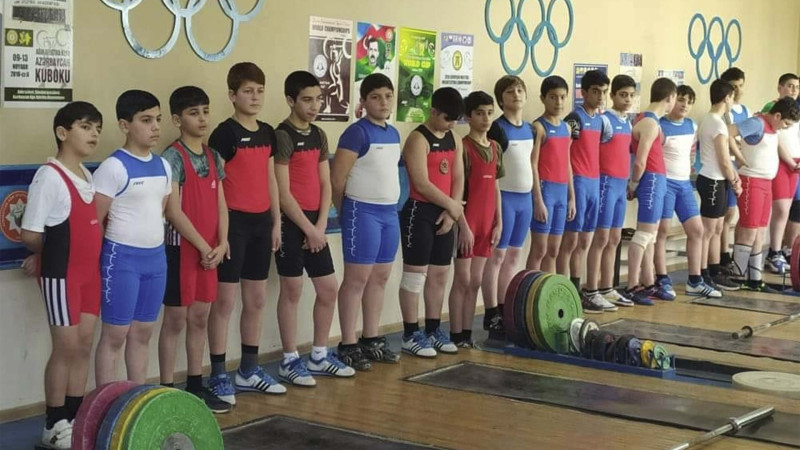 Yeniyetmələr arasında ağır atletika birinciliyi baş tutub