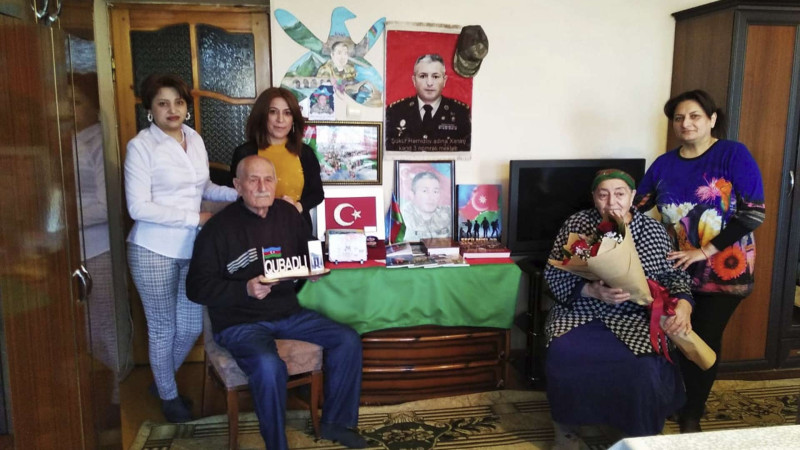 Kitabxana əməkdaşları şəhid ailəsinə baş çəkiblər