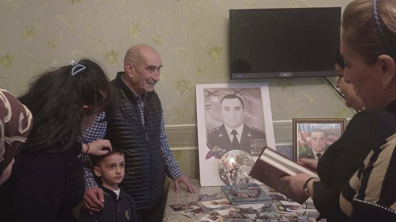 Kitabxana əməkdaşları şəhidin doğum günü ərəfəsində ailəsini ziyarət ediblər