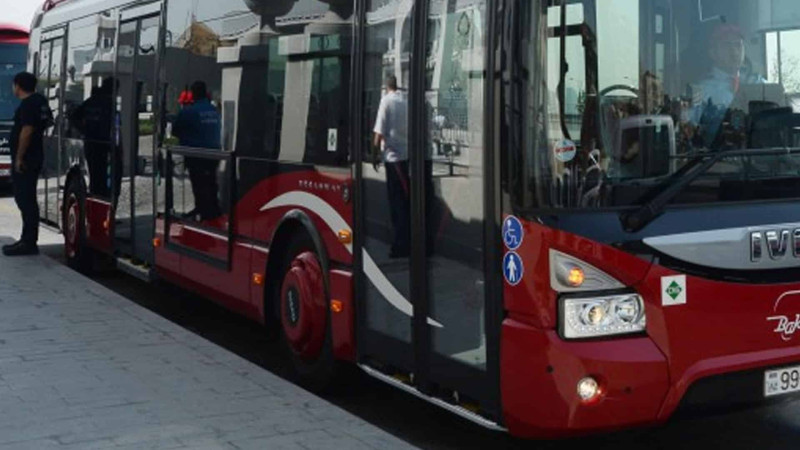 “BakuBus” avtobusu Sumqayıt sakinini vurub
