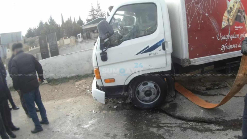 Sarayda yük maşını hasara çarpılıb: 1 nəfər xəsarət alıb