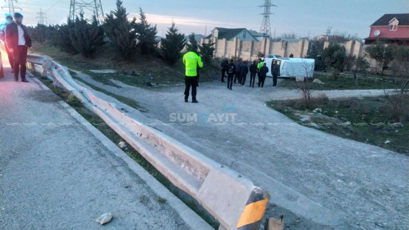 Ceyranbatanda “Ford” maneəyə çarpılaraq aşıb