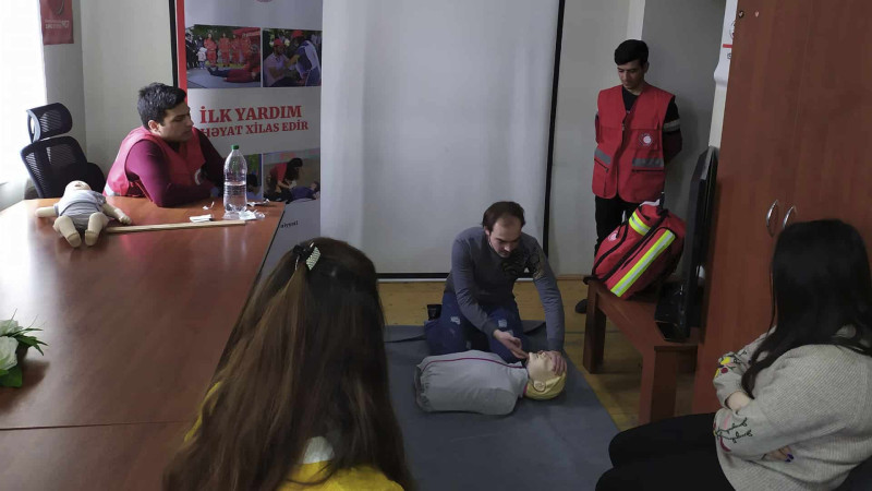 Tələbələrə ilk yardım mövzusunda praktik təlim nümayiş olunub