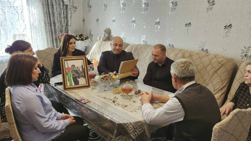 Uşaq İncəsənət Məktəbinin kollektivi şəhid ailəsinin qayğıları ilə maraqlanıb