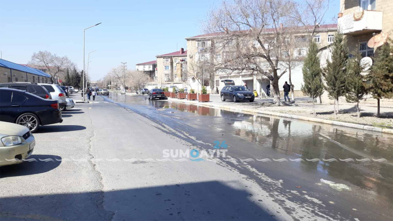 Rəhman Qəhrəmanov küçəsində kanalizasiya quyusu daşıb