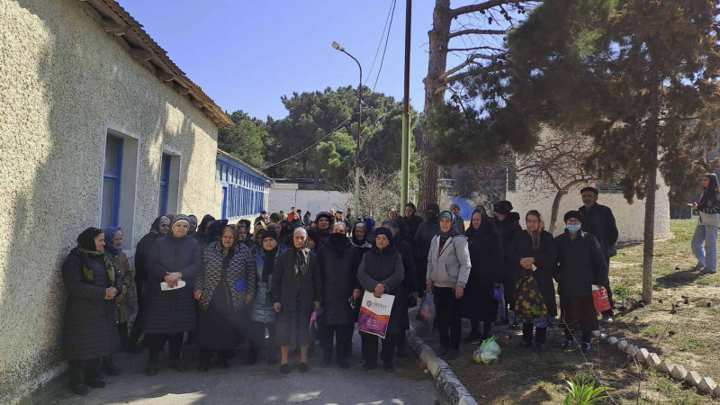 Sumqayıtda şirkət rəhbərliyi ahıllara bayram sovqatları paylayıb