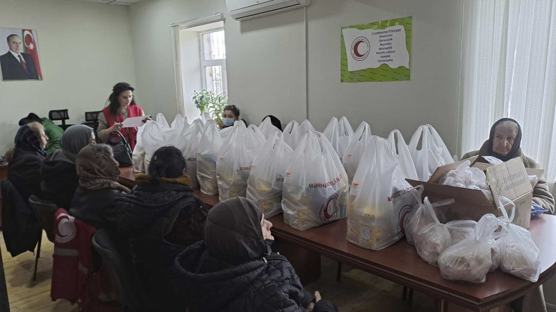 Sumqayıtda xeyriyyəçi ehtiyaclı ailələrə kömək əlini uzadıb