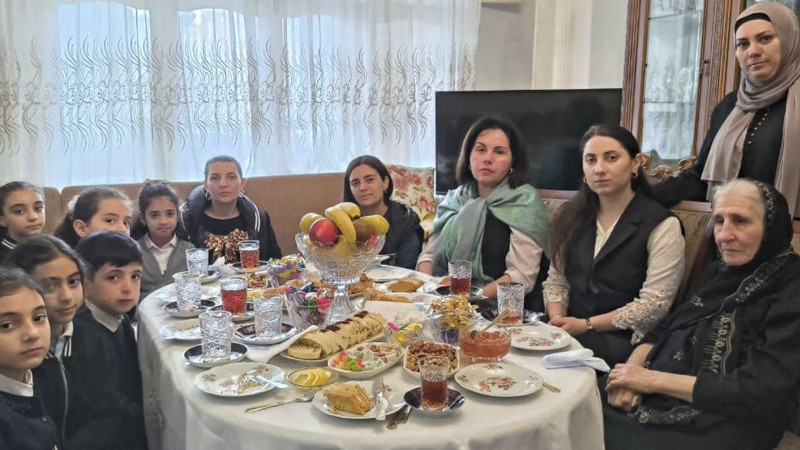 28 nömrəli məktəbin kollektivi şəhid Eylaz Məmmədovun ailəsini ziyarət edib