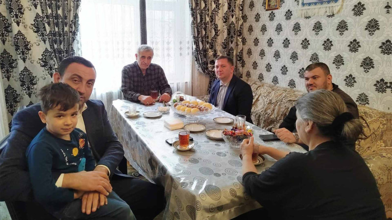 Bayram ərəfəsində şəhid və qazi ailələrinə sovqatlar paylanılıb