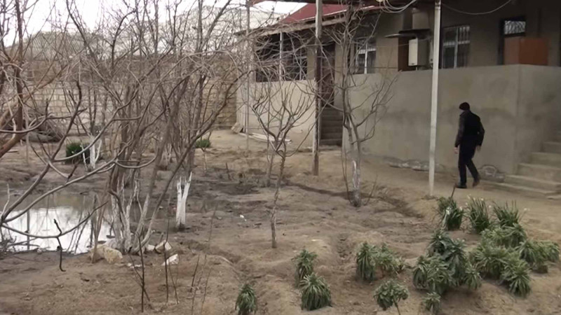 Sumqayıtda evlərin altından keçən kanalizasiya suları daşıb