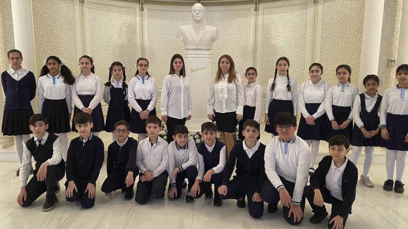 12 saylı məktəbin şagirdləri Heydər Əliyev Mərkəzində ekskursiyada olublar