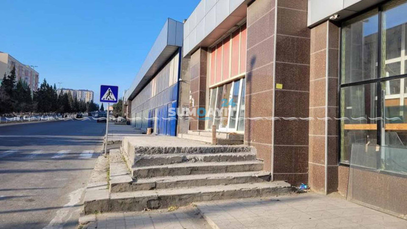 Piyadaları düşünməyən sahibkar səkini zəbt edib