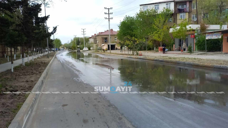 R. Qəhrəmanov küçəsində çirkab sular axır