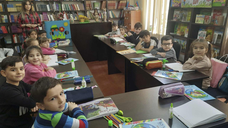 Məktəblilər “Rəngli kağızların möcüzəsi” ustad dərsində iştirak ediblər