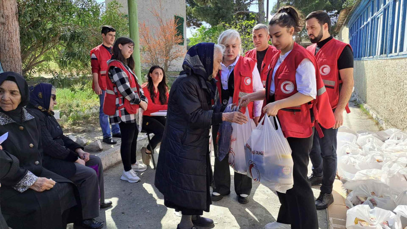 Xeyriyyəçi 36 ehtiyaclı ahıla bayram sovqatı yollayıb