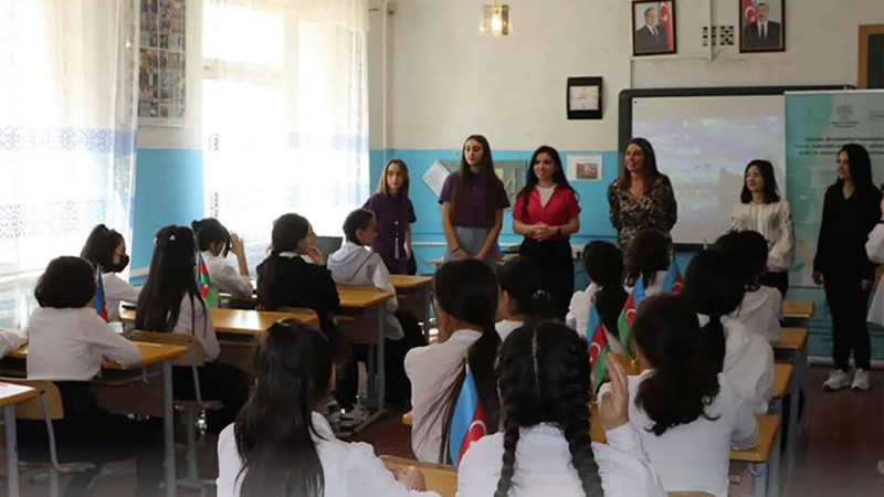 Qız şagirdlərlə inkişaf və İKT sahəsində biliklərinin artırılması təlimi keçirilib