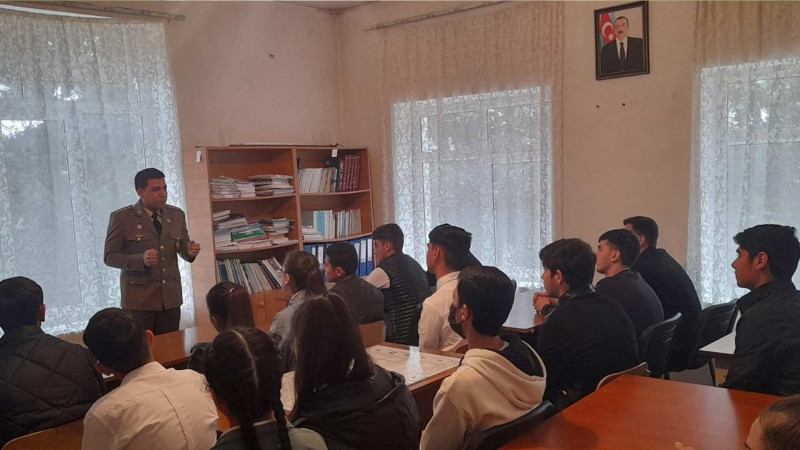 FHN məktəblilərə maarifləndirici seminar keçirib