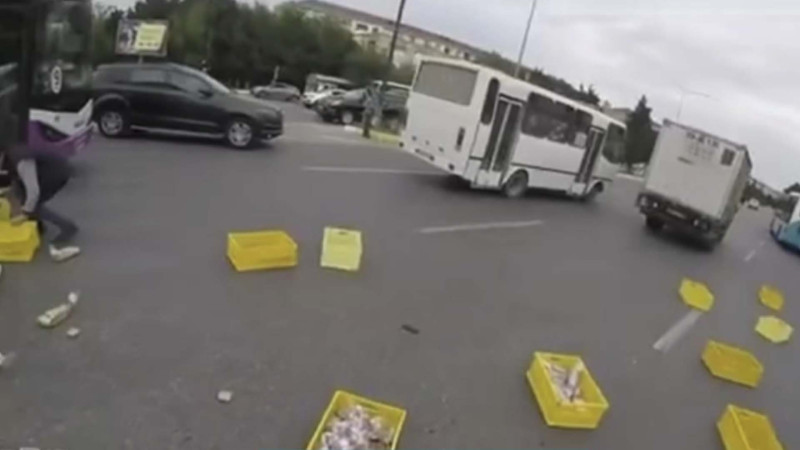 Sumqayıtlılar çörəyi küçəyə dağılan sürücünün harayına qaçıblar