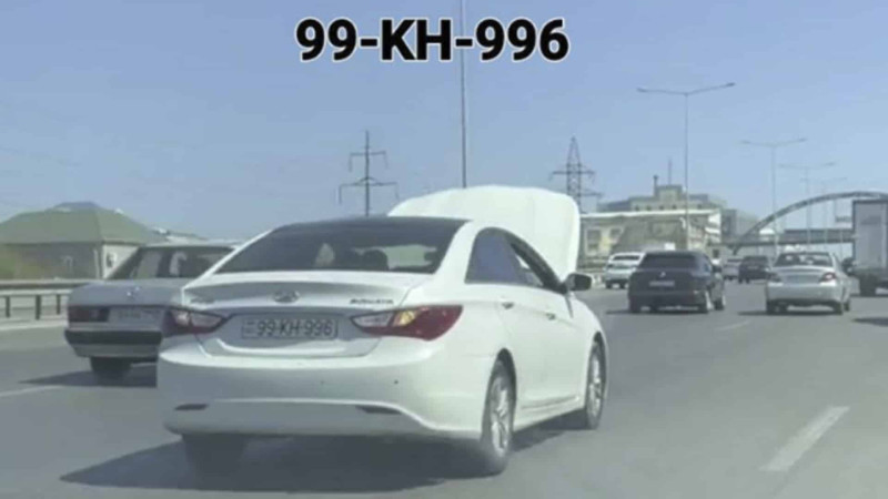 Bakı-Sumqayıt yolunda təhlükəli anlar: avtomobili kapotu açıq vəziyyətdə sürdü
