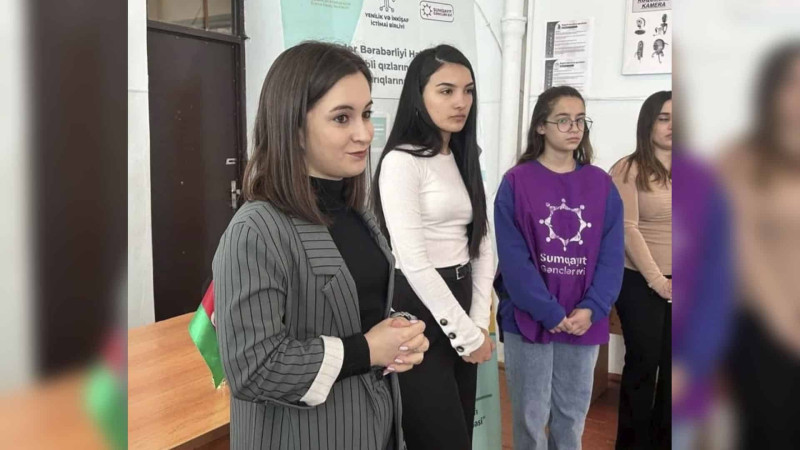 Qız tələbələr şəxsi inkişaf mövzusunda seminara qatılıblar