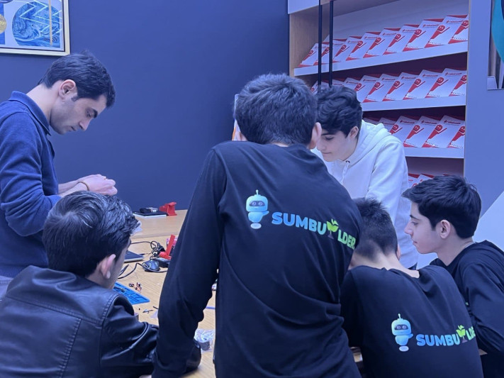 Ağıllı kaska, elektrikli avtomobil və EkoRobot ixtira edən sumqayıtlı gənclər Ağıllı kaska, elektrikli avtomobil və EkoRobot ixtira edən sumqayıtlı gənclər