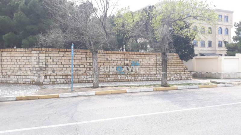 Bələdiyyə bağı niyə hasarlanıb?