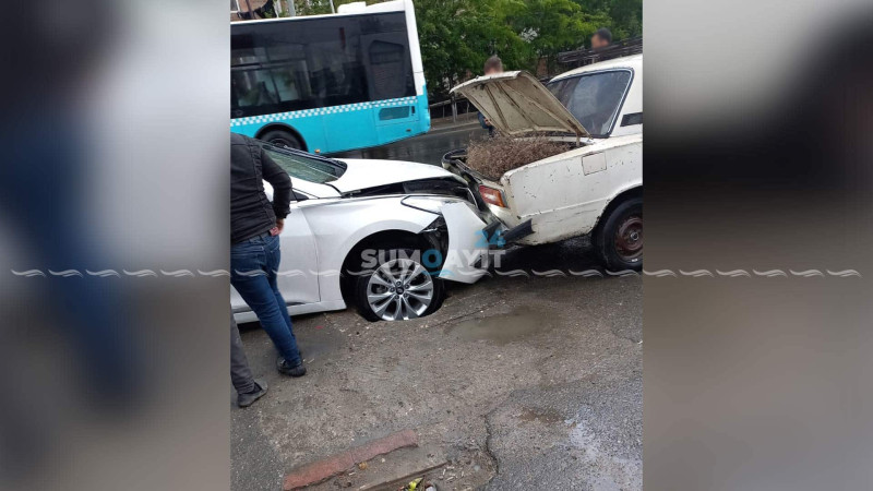 Bakı küçəsində 3 minik avtomobili toqquşub