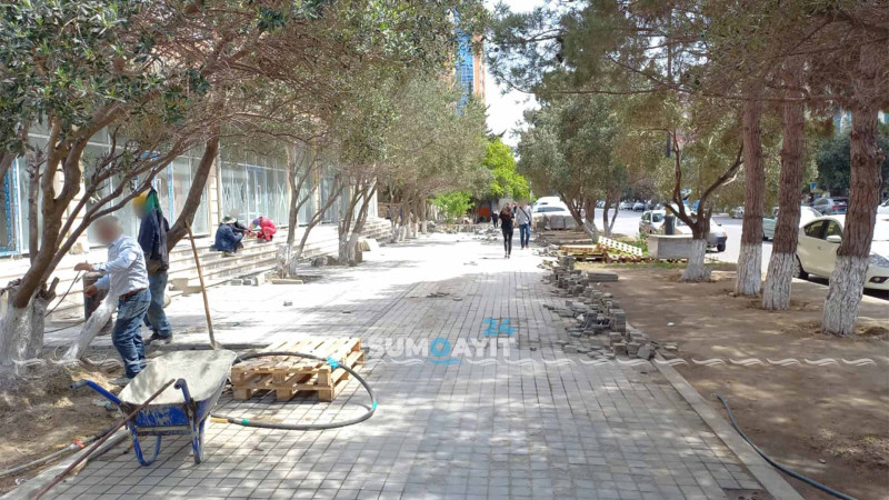 Daha bir küçədə piyada səkisi təmir olunur