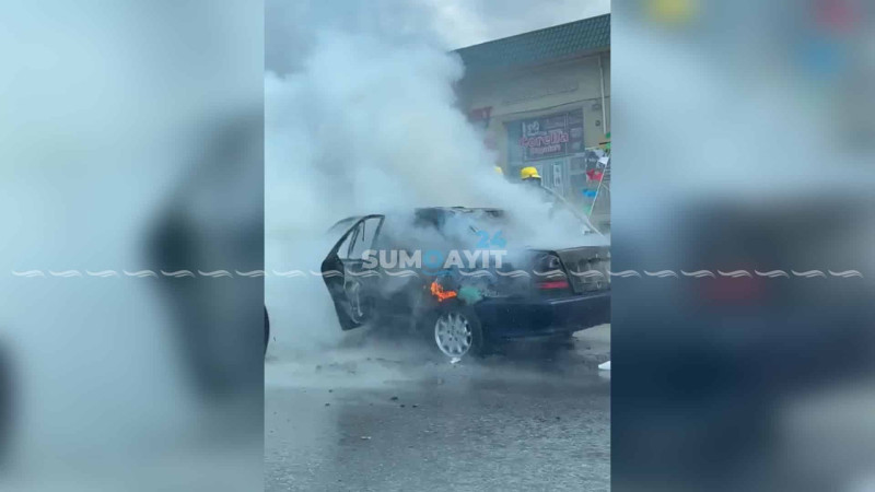 Sumqayıtda “Mercedes” qəfildən alışıb
