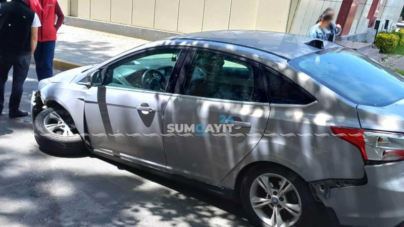 Sumqayıtda avtomobil bordürə çarpılıb