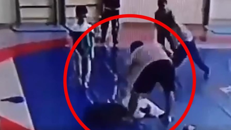 7 yaşlı uşağın boynunun qırıldığı an - VİDEO