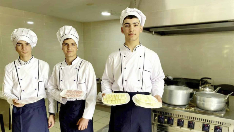 Peşə Təhsil Mərkəzinin tələbələri futbolçulara xidmət göstəriblər