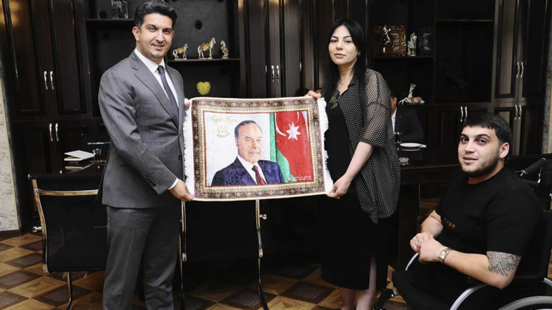 Naftalanın icra başçısı Sumqayıtlı şəhid anası və qazi ilə görüşüb