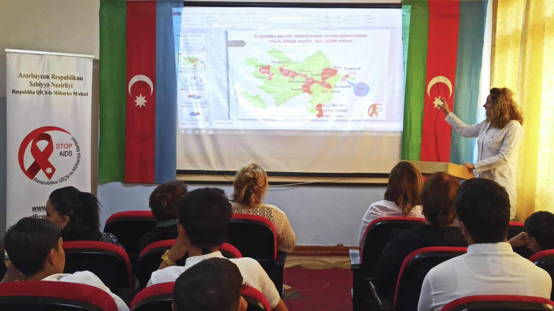 Tələbələrlə QİÇS xəstəliyi ilə bağlı maarifləndirici söhbətlər aparılıb