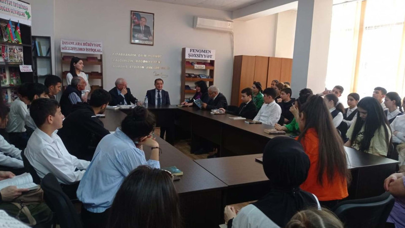 Əməkdar jurnalist Eyruz Məmmədov şagirdlərlə görüşüb