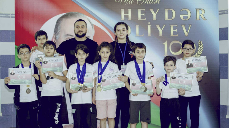 Sumqayıtda uşaqlar arasında uzgüçülük yarışı baş tutub