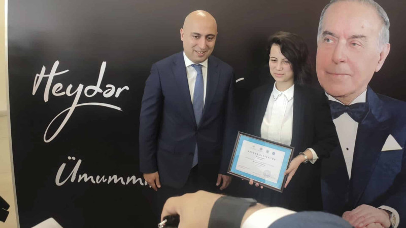Nazir Ən yaxşı təqdimat hazırlamış şagirdi təltif edib