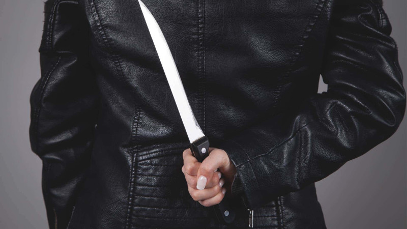 Yaşıldərədə qısqanc qadın sevgilisini bıçaqlayıb