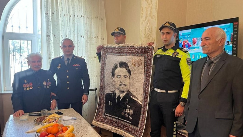 Sumqayıtın polis rəisi 90 yaşlı həmkarını yubiley münasibətilə təbrik edib