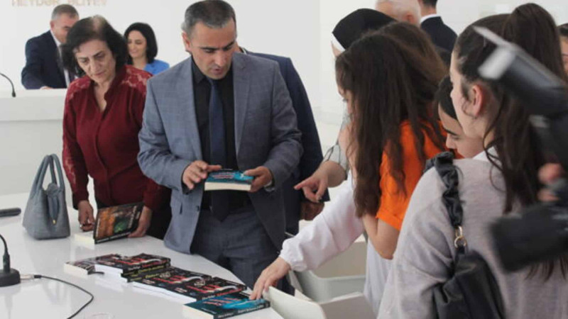 Yazıçı Elbrus Kəlbiyevlə görüş və imza günü keçirilib