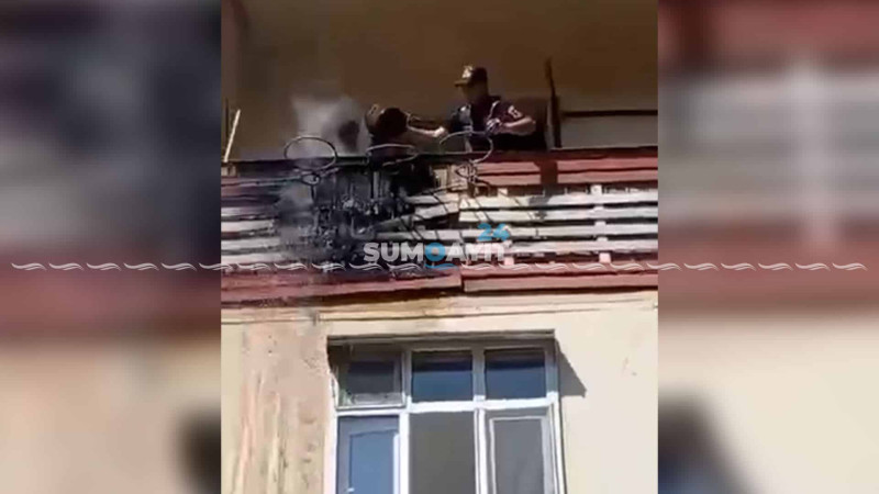Sumqayıtda polis yaşlı qadının köməyinə çatıb