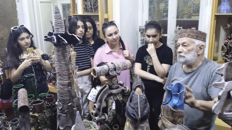 Gənc rəssamlar heykəltaraş Mir Teymur Məmmədovun emalatxanasını ziyarət ediblər