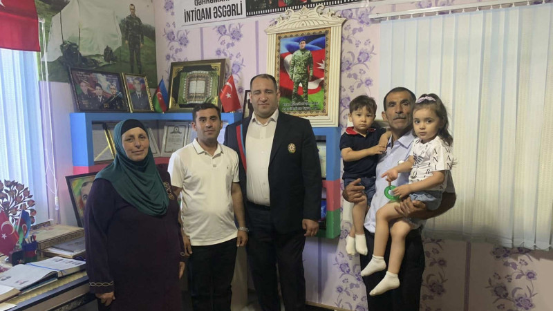 İlham Zəkiyev şəhid qardaşların ailəsinə baş çəkib