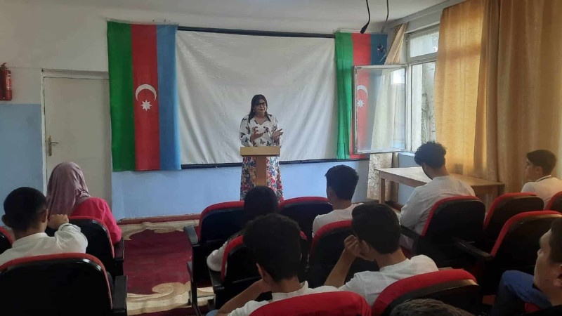 Tələbələrə “İnsan hüquqlarının müdafiəsi” mövzusu izah edilib