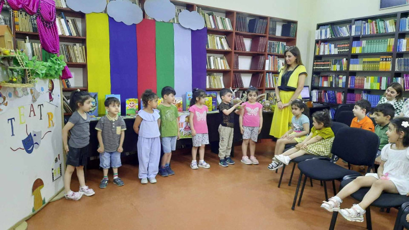 Körpələr evinin balaca fidanları kitabxanaya ekskursiya ediblər