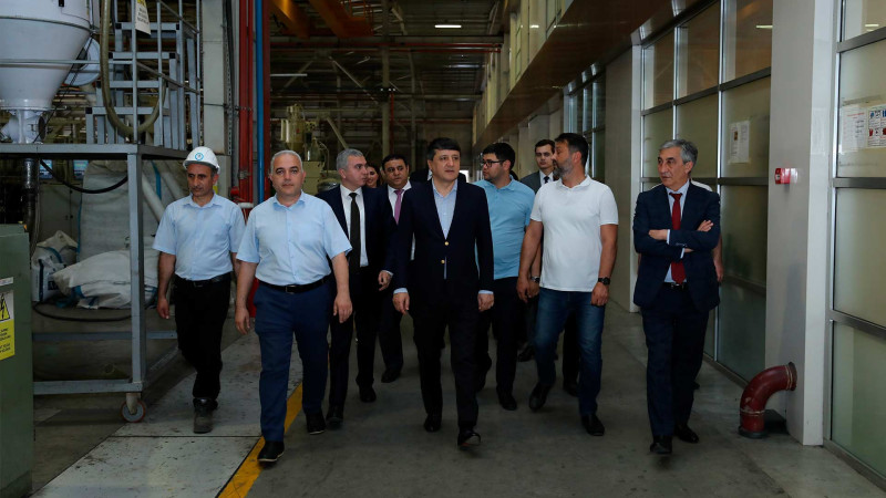 Tacikistanın sənaye və yeni texnologiyalar naziri Sumqayıt Kimya Sənaye Parkının istehsal prosesi ilə tanış olub