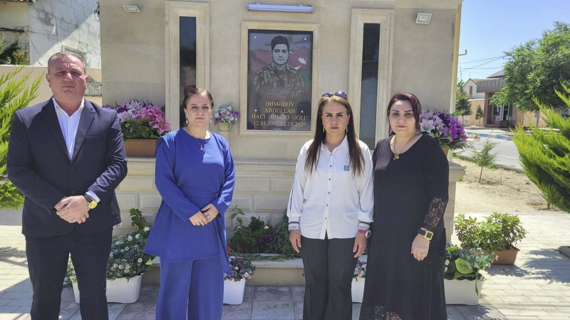 Məktəb kollektivi şəhid Abdullah Əhmədovun ailəsinə baş çəkib