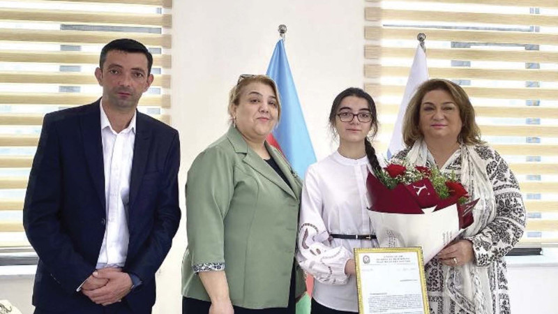 Deputat Hicran Hüseynova beynəlxalq məktəbə daxil olan şagirdi təbrik edib